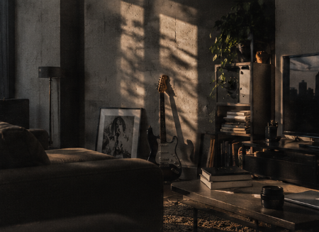 Estudio y espacio creativo con guitarra y luz de atardecer — Andrés Muñiz
